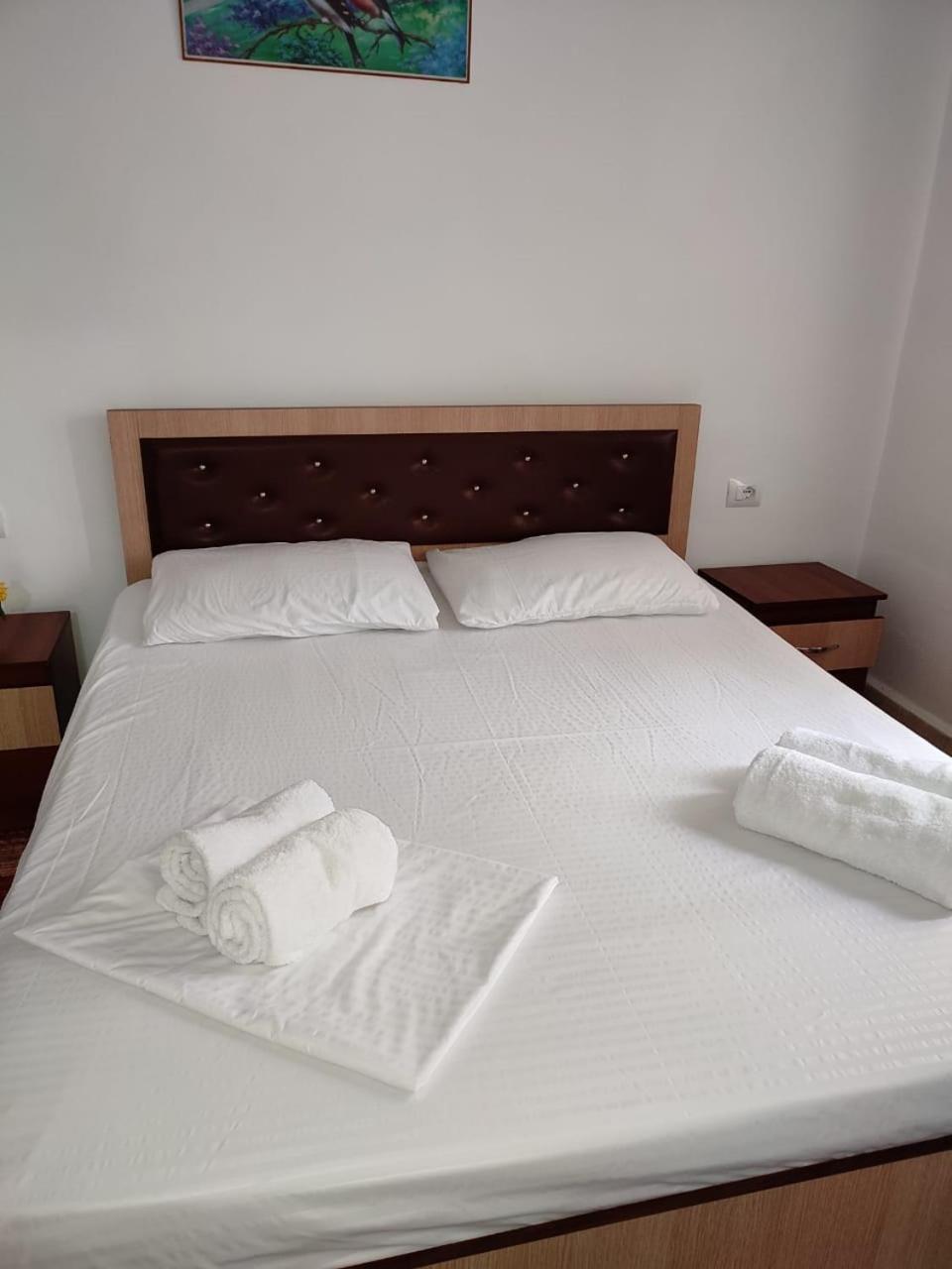 Guest House Eloid Berat Exterior foto